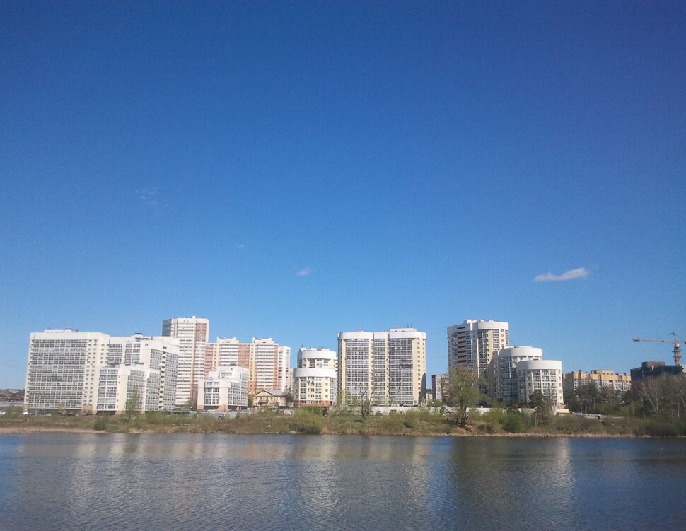 У реки