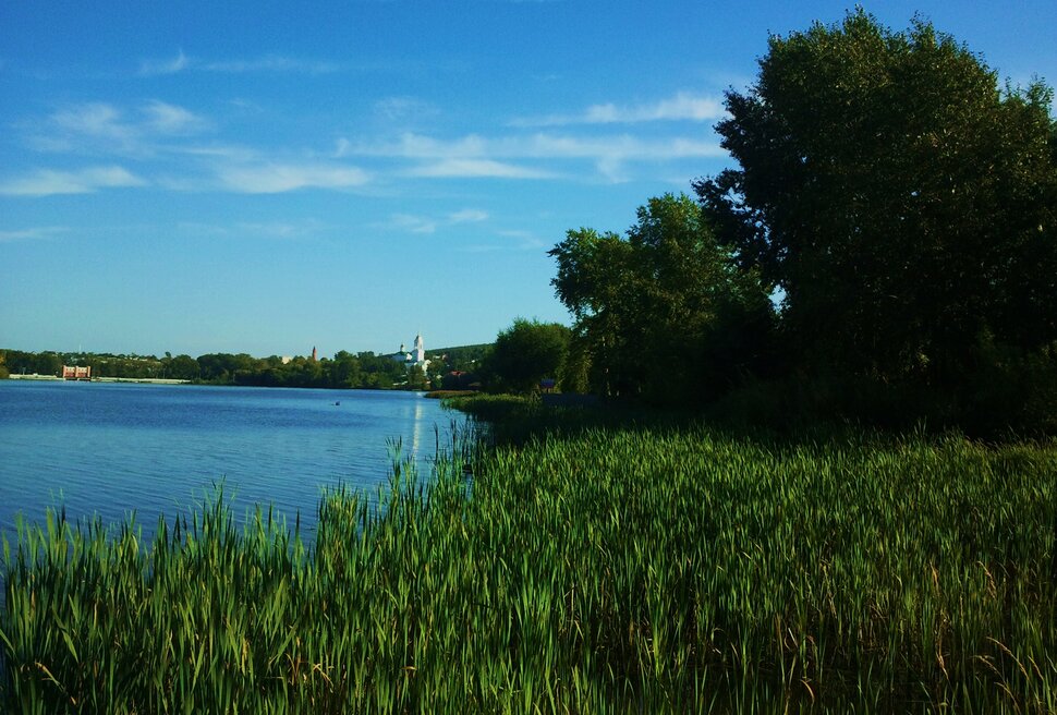 У реки
