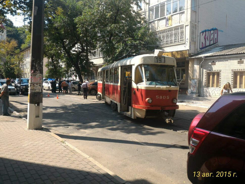 Трамвай сошел с колеи