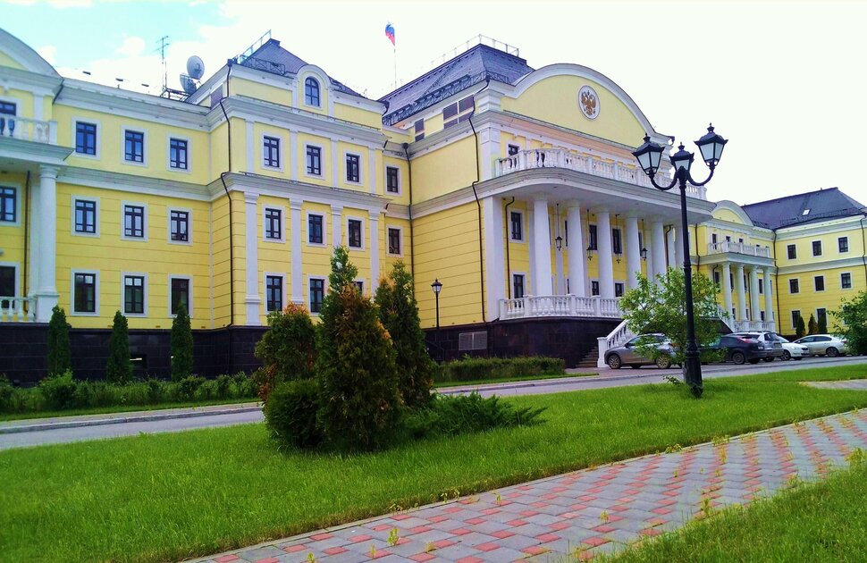 У домика