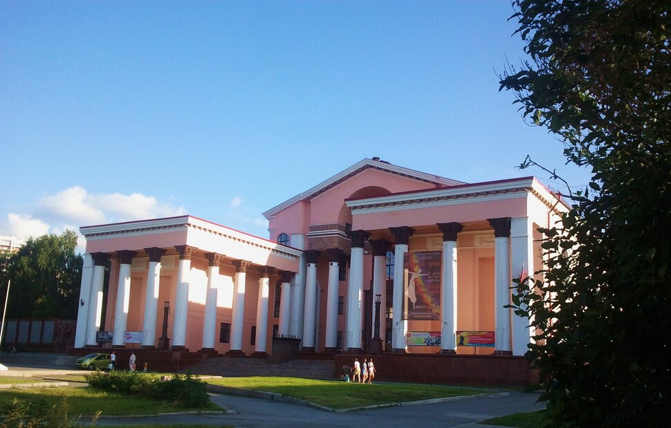 У дворца металлургов