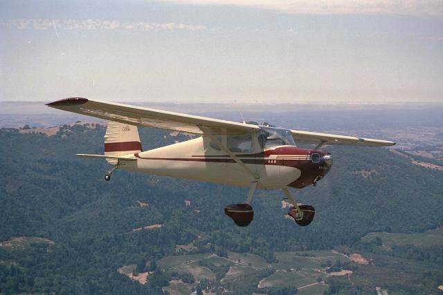 Модель самолета в воздухе