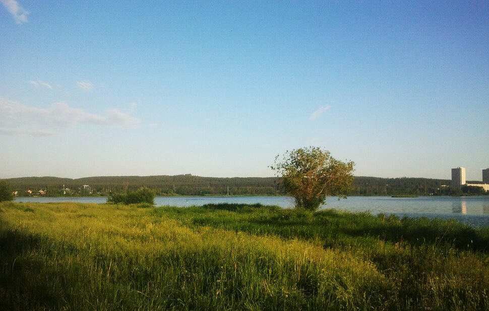 По речному бережку