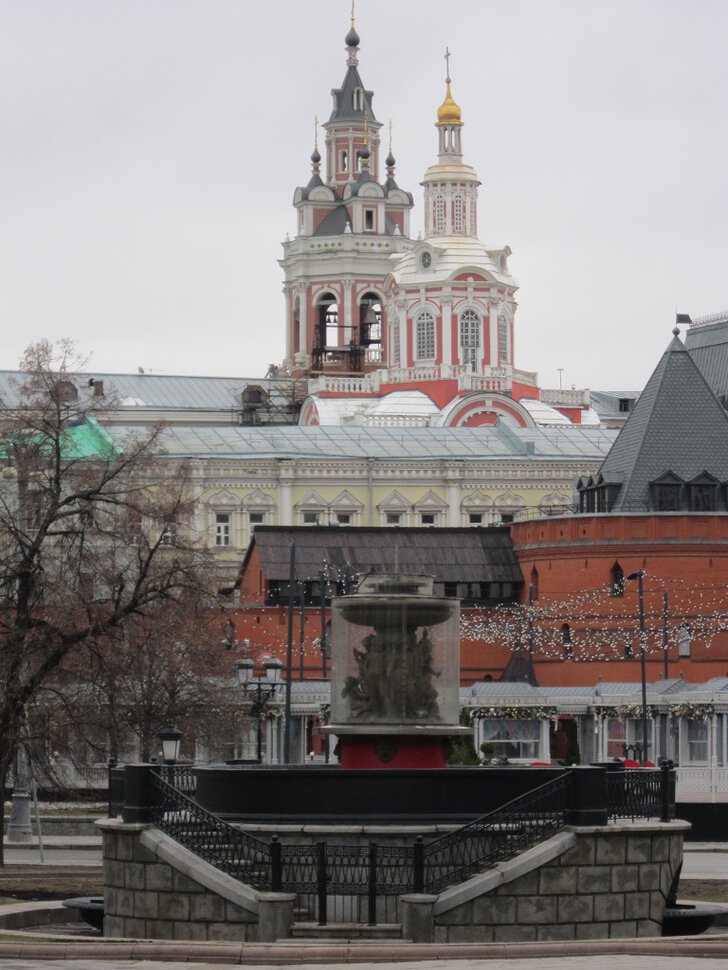 В центре города большого