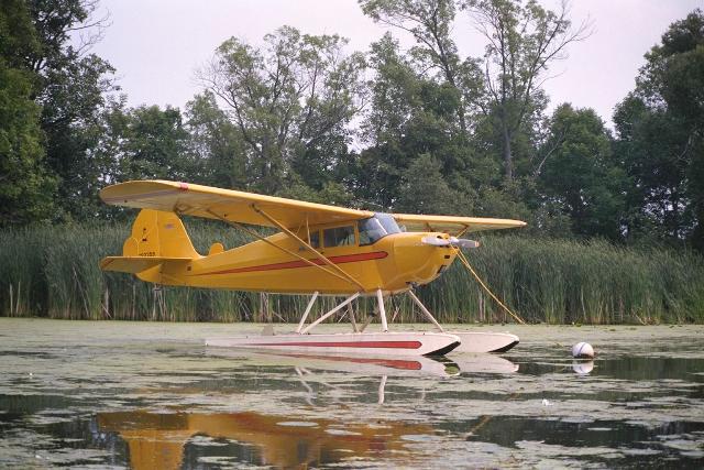 Самолет приземлился на воду