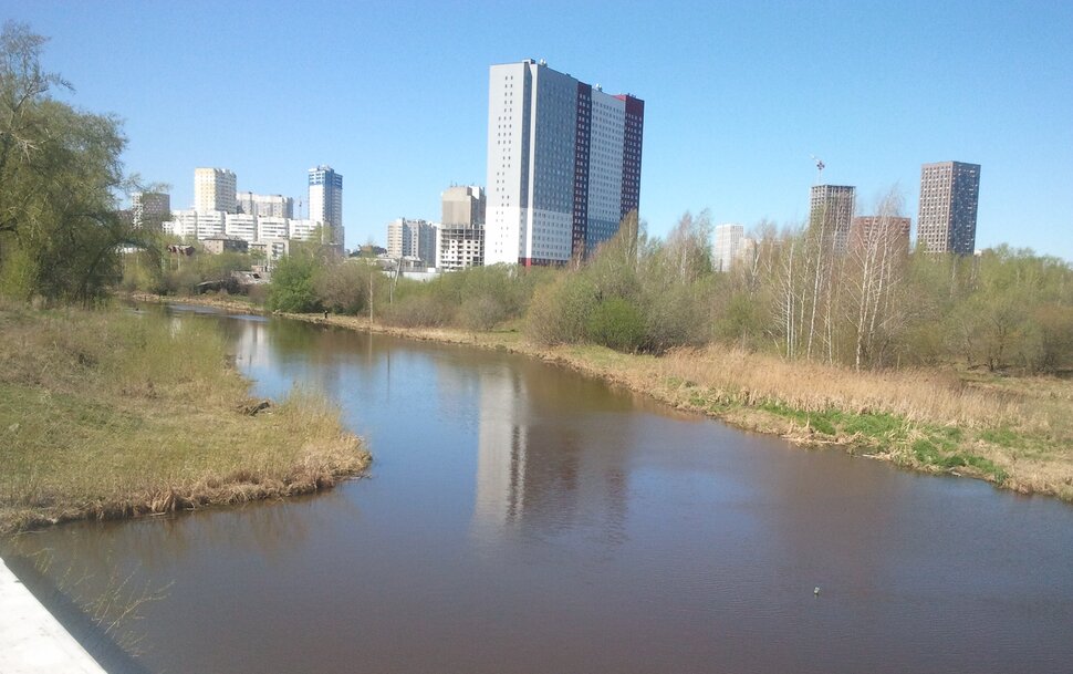 У реки
