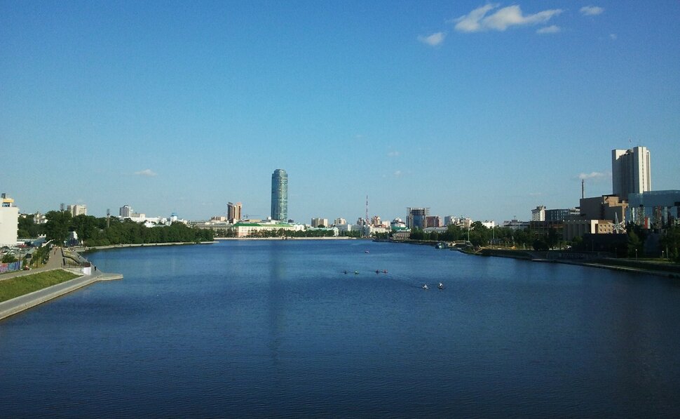 У реки