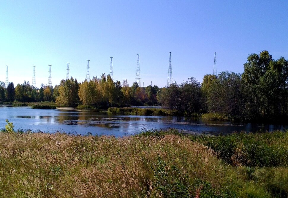 У реки