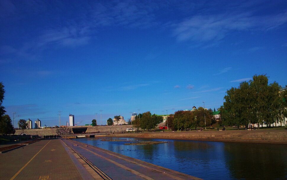 В сквере у реки