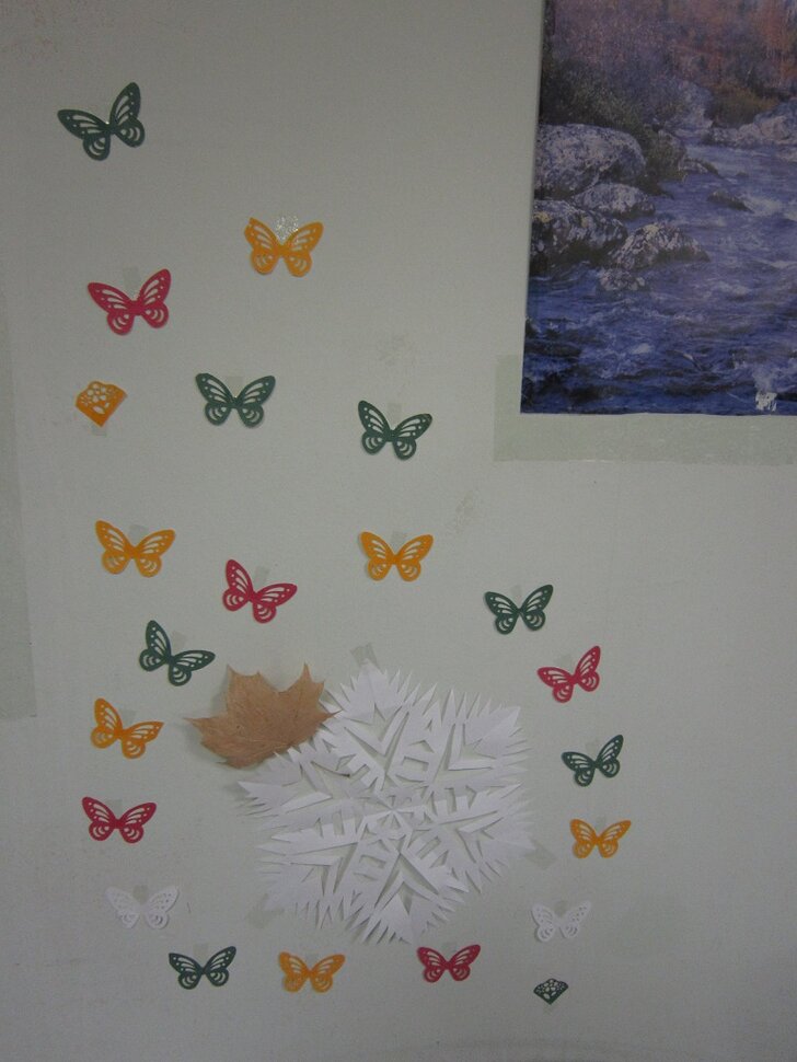 Вокруг снежинки бабочки кружатся