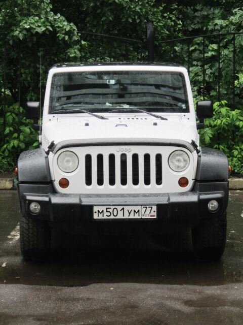 Белый Jeep Wrangler