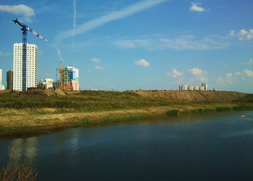 У реки