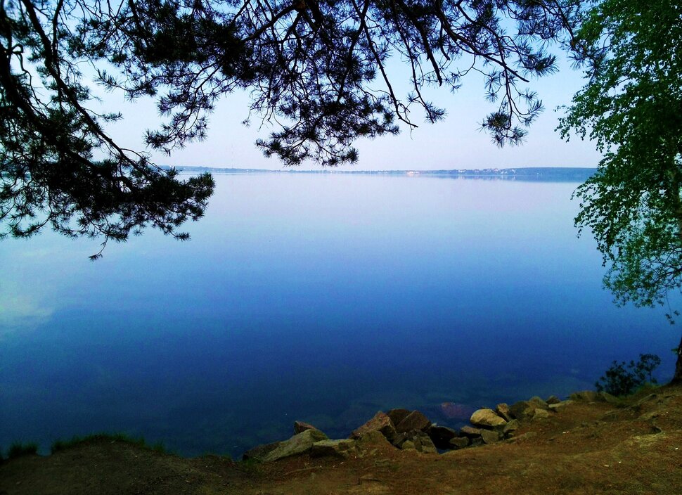 У озера