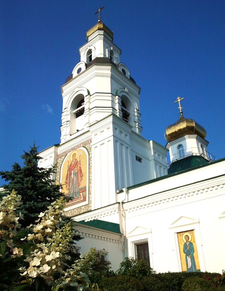 У храма