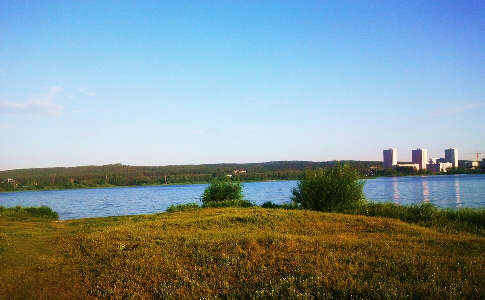 У реки
