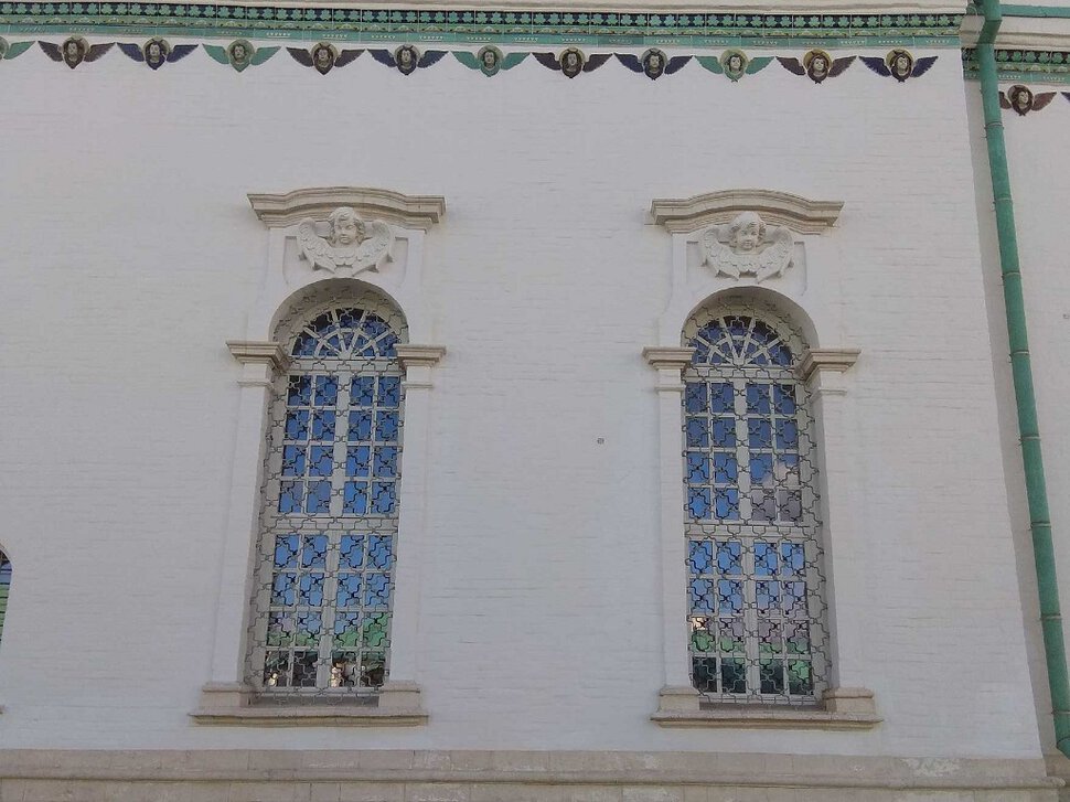 Окна Воскресенского собора