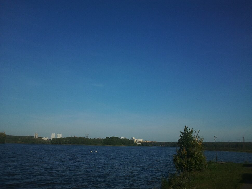 У реки