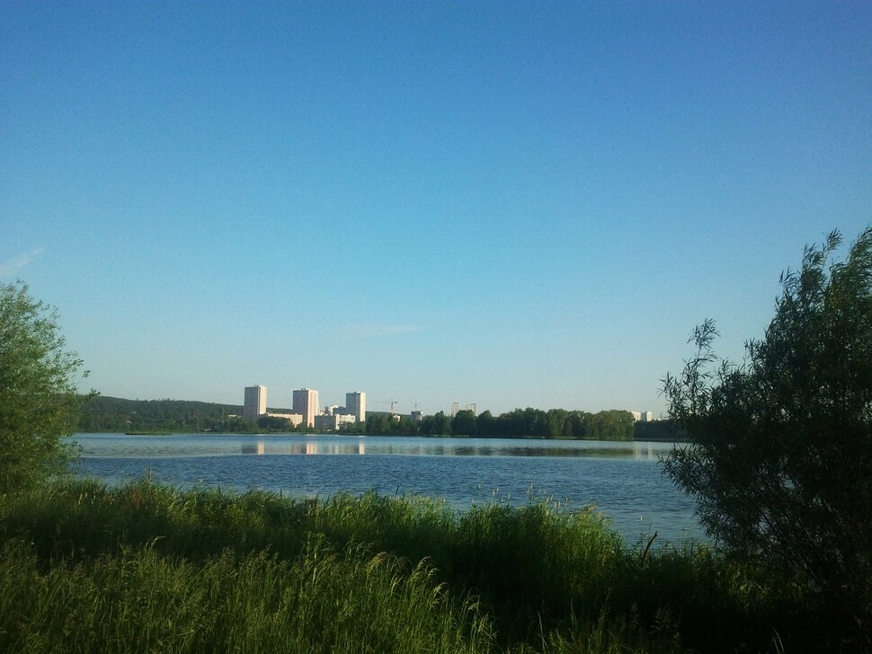 У реки