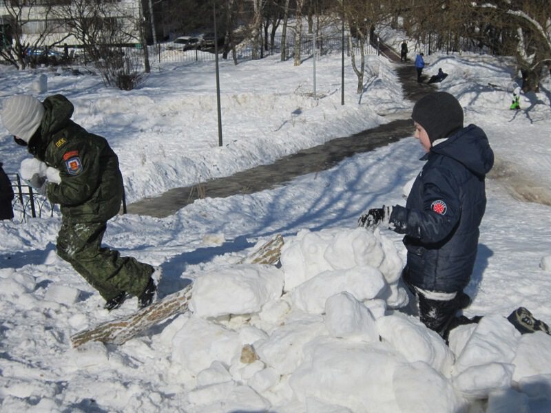 Строители снежной крепости