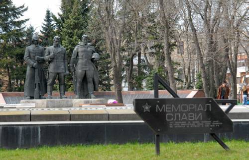 Живу я здесь