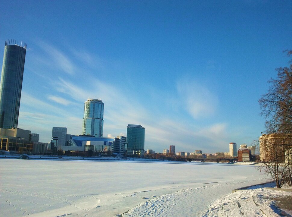 У реки