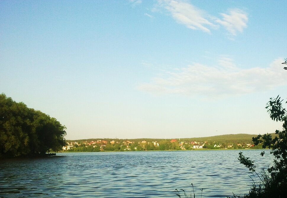 У реки