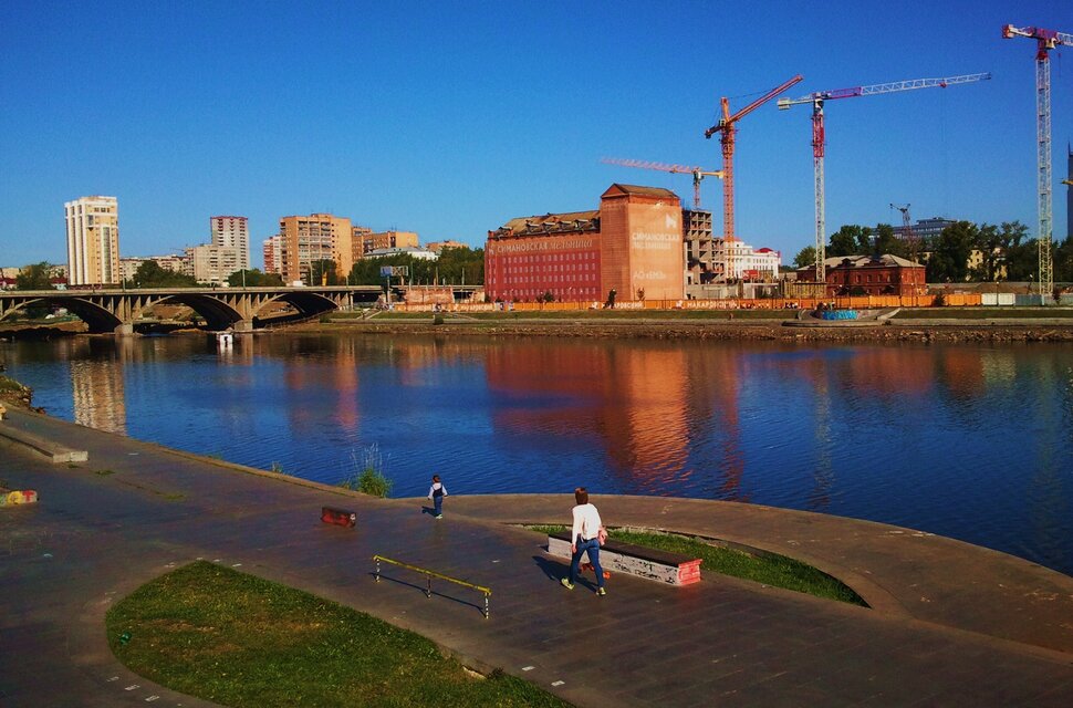 У реки