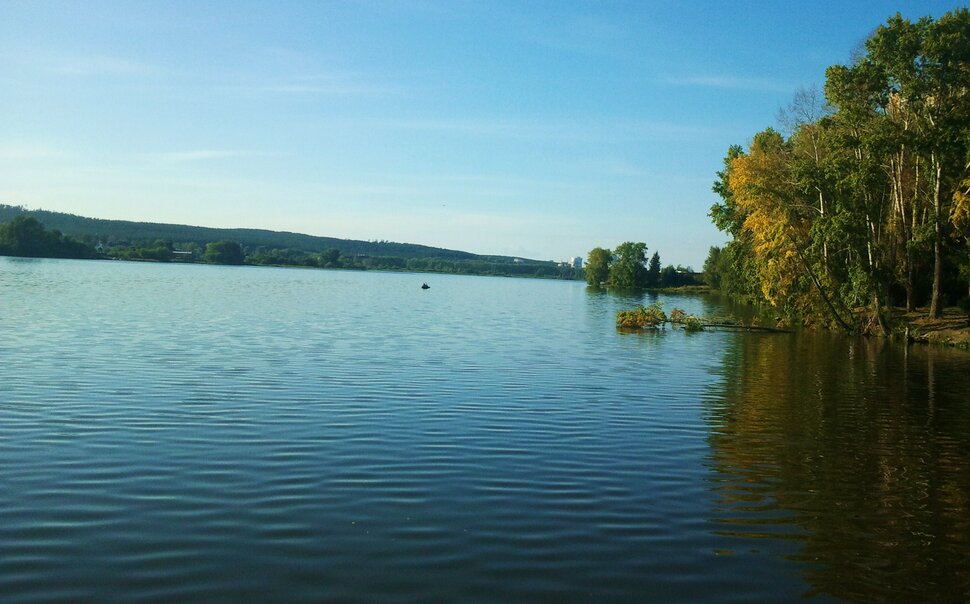 У задумчивой реки