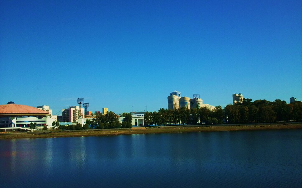 У реки