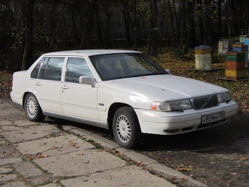 Белый Volvo