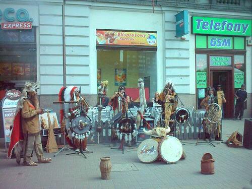 Индейцы в городе