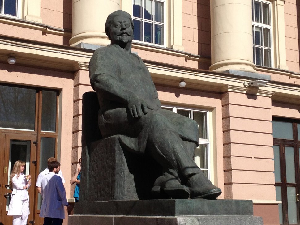 Памятник профессору В.Ф. Снегиреву