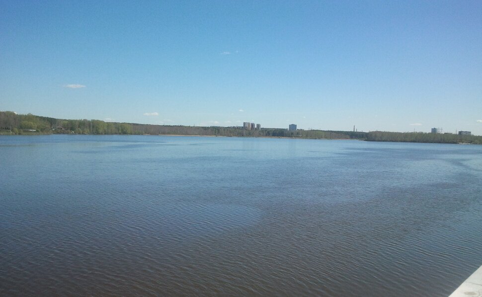 У реки