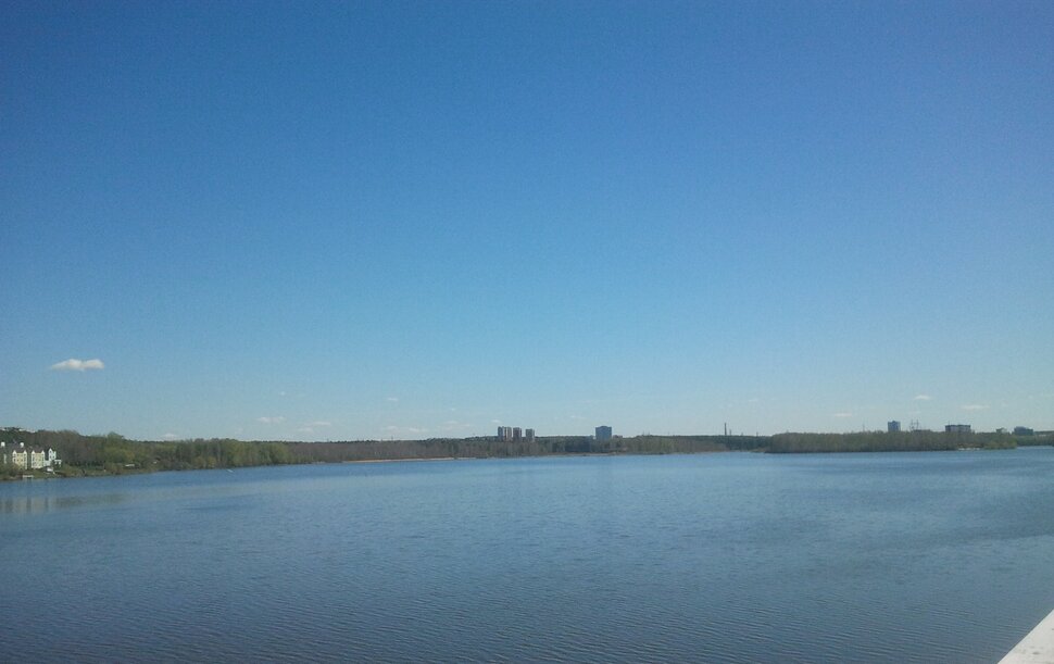 У реки