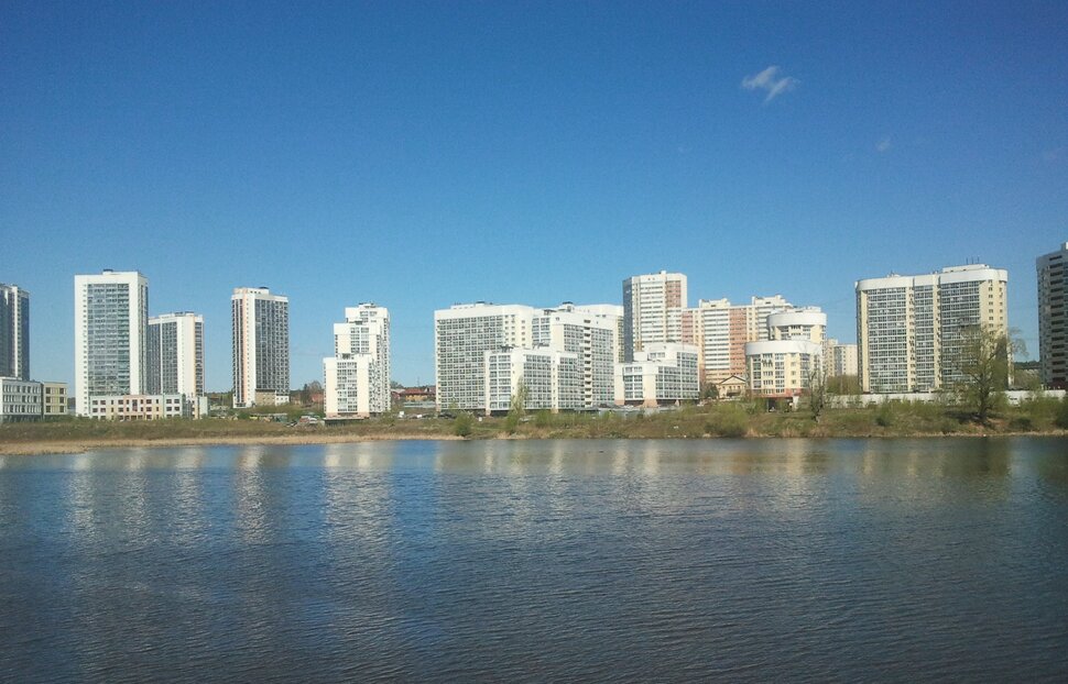 У реки