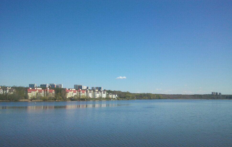 У реки