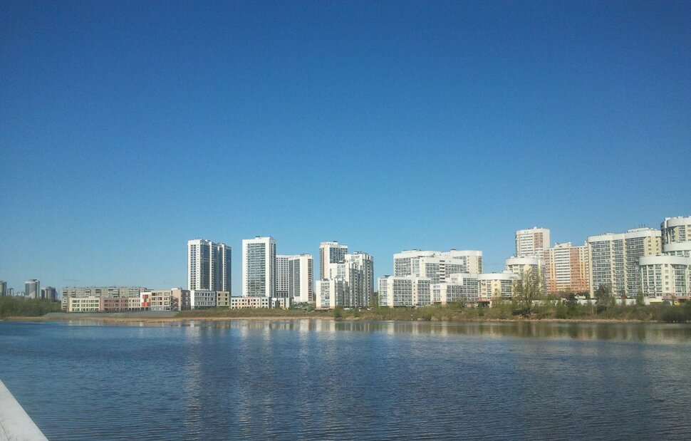 У реки