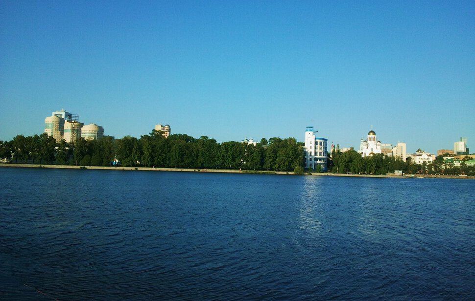 По реке
