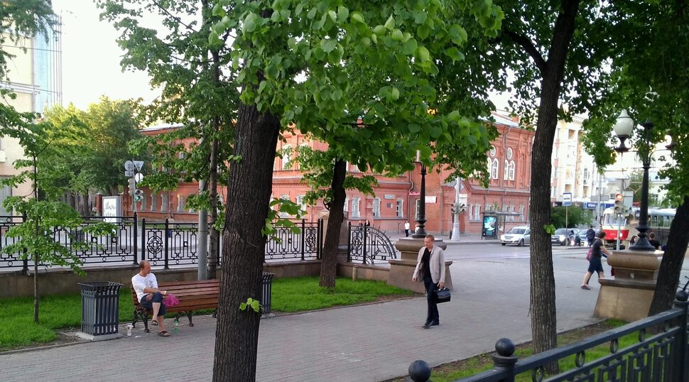 В сквере на проспекте Ленина