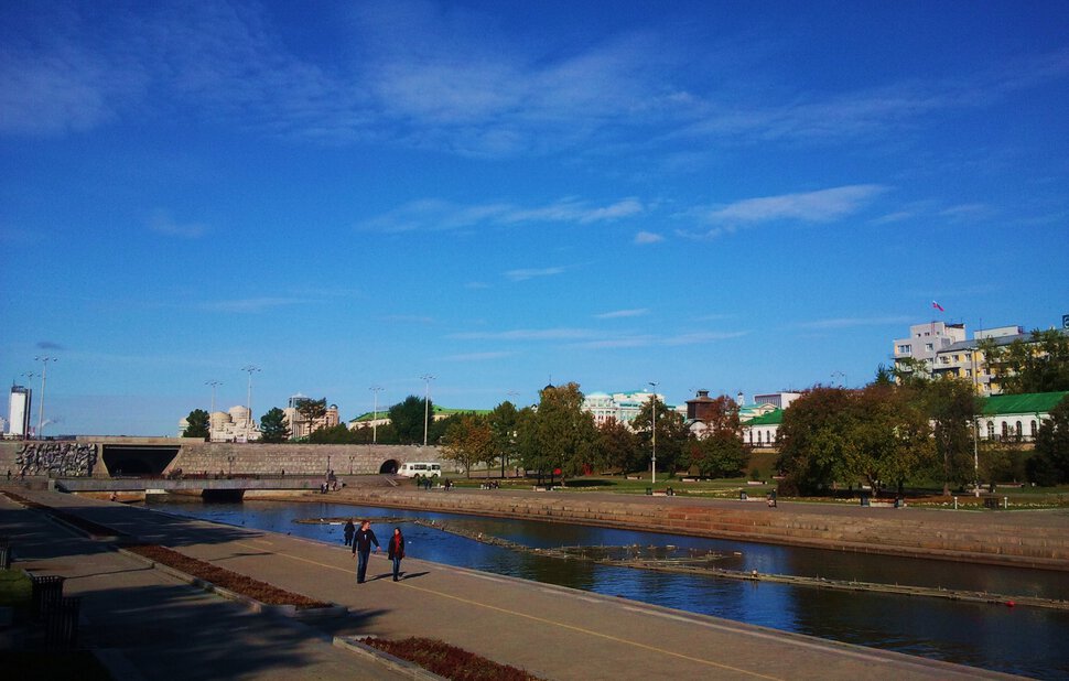 В сквере у реки