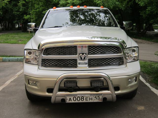 Белый пикап Dodge