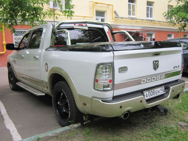 Белый пикап Dodge