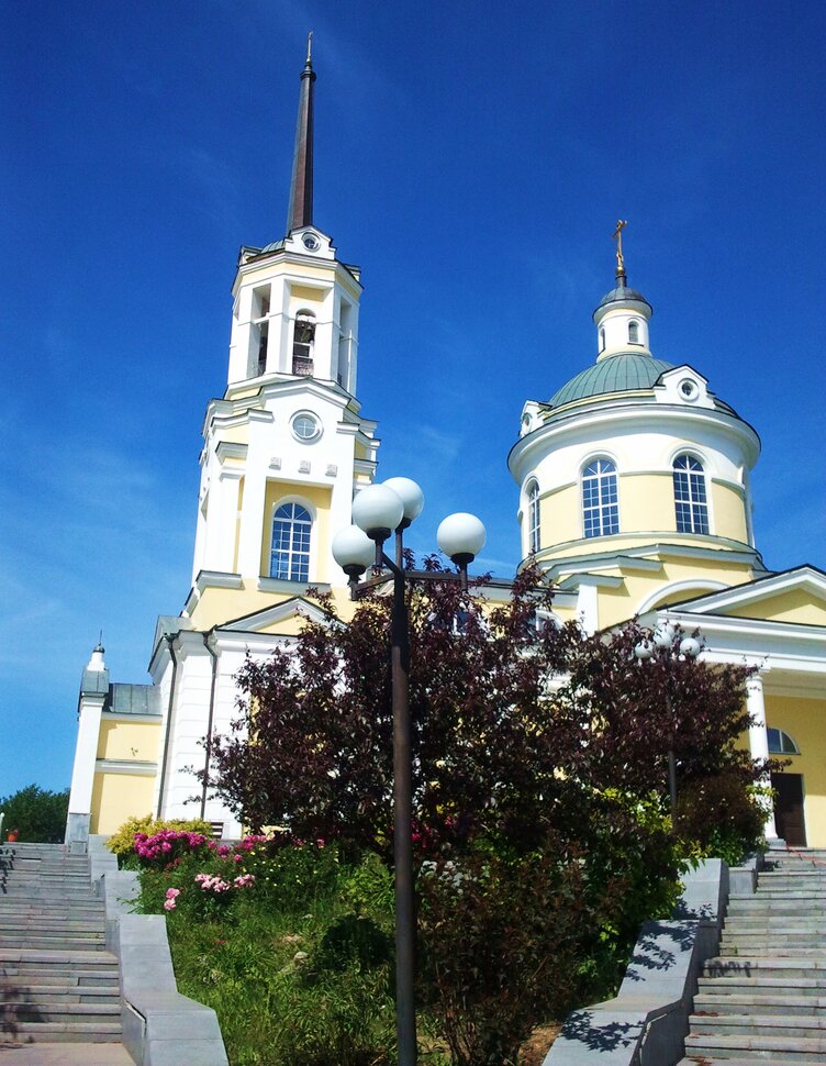 У храма