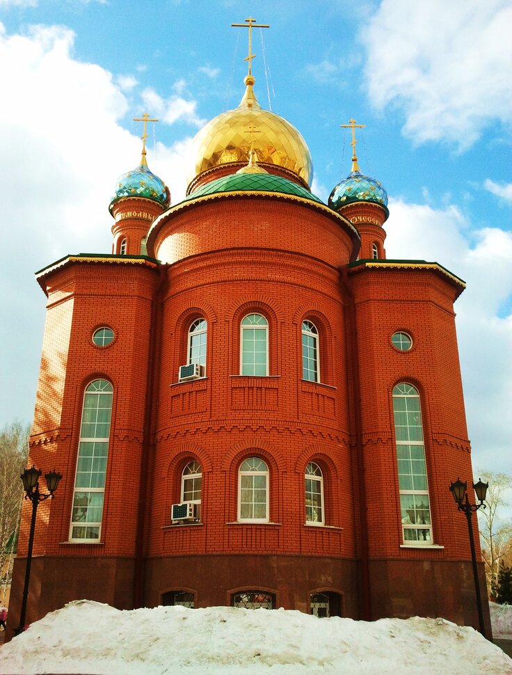 У храма