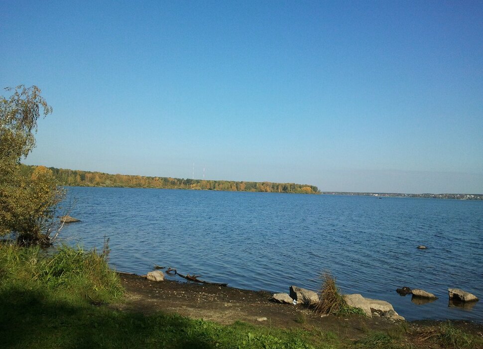 У озера