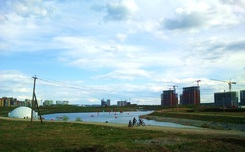У реки
