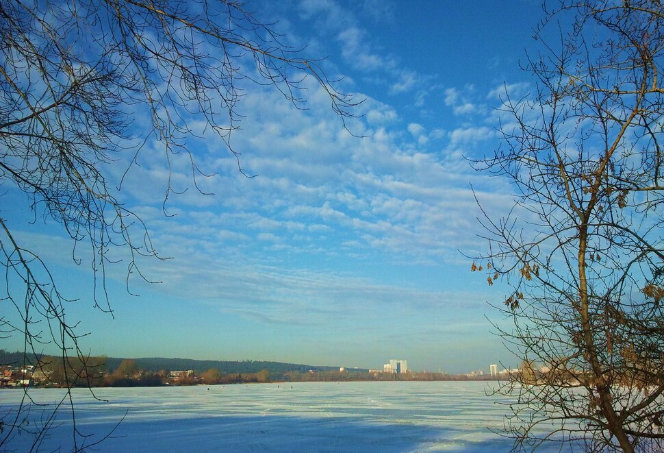 У реки