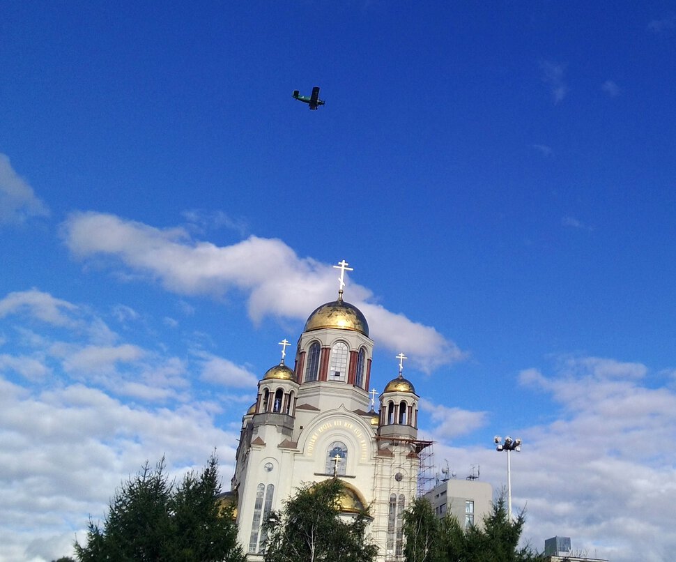 Аэроплан над храмом