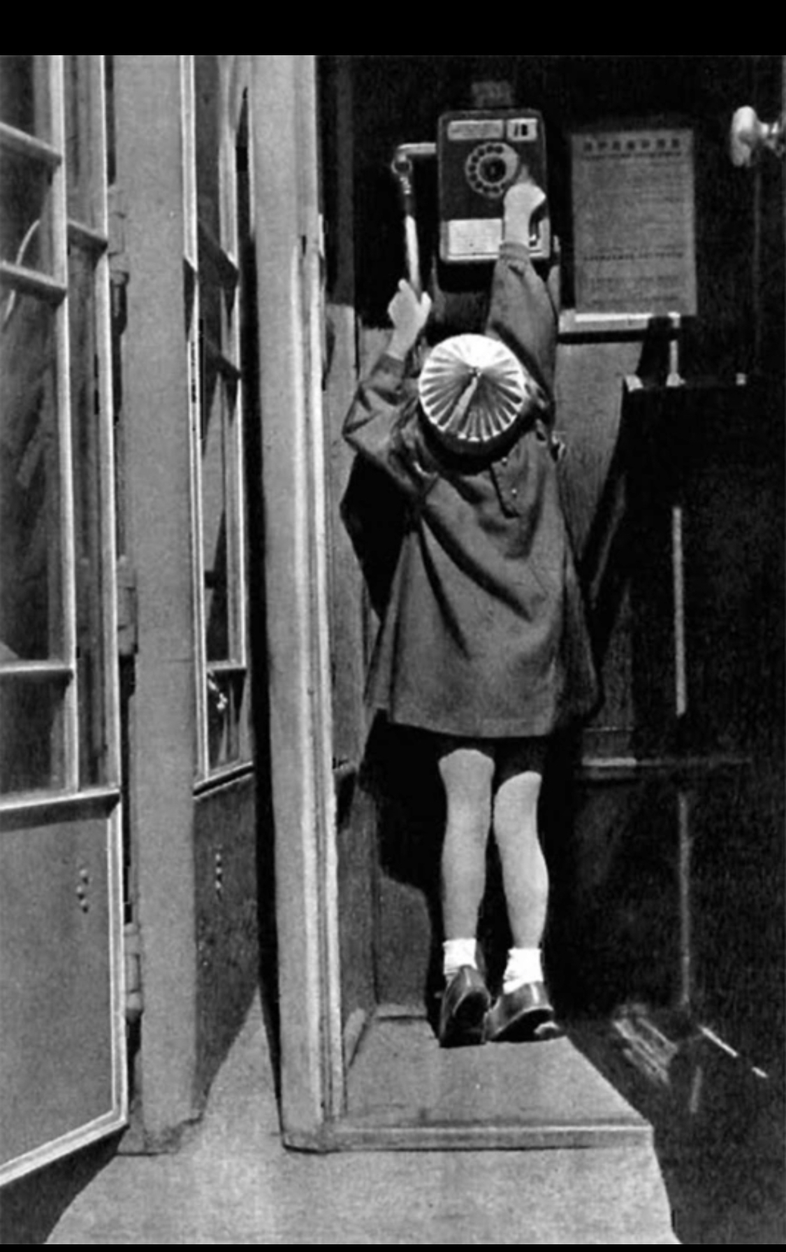 Звонок маме на работу. Старинные Телефонные будки. Советская телефонная будка. Девочка в телефонной будке. Девушка в телефонной будке.