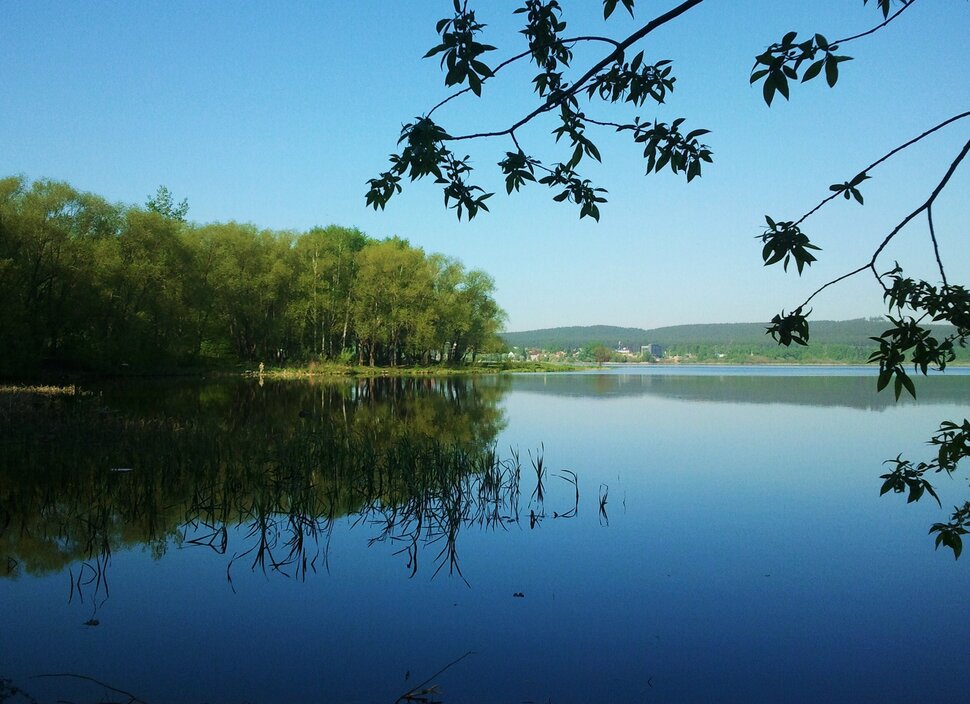 У реки